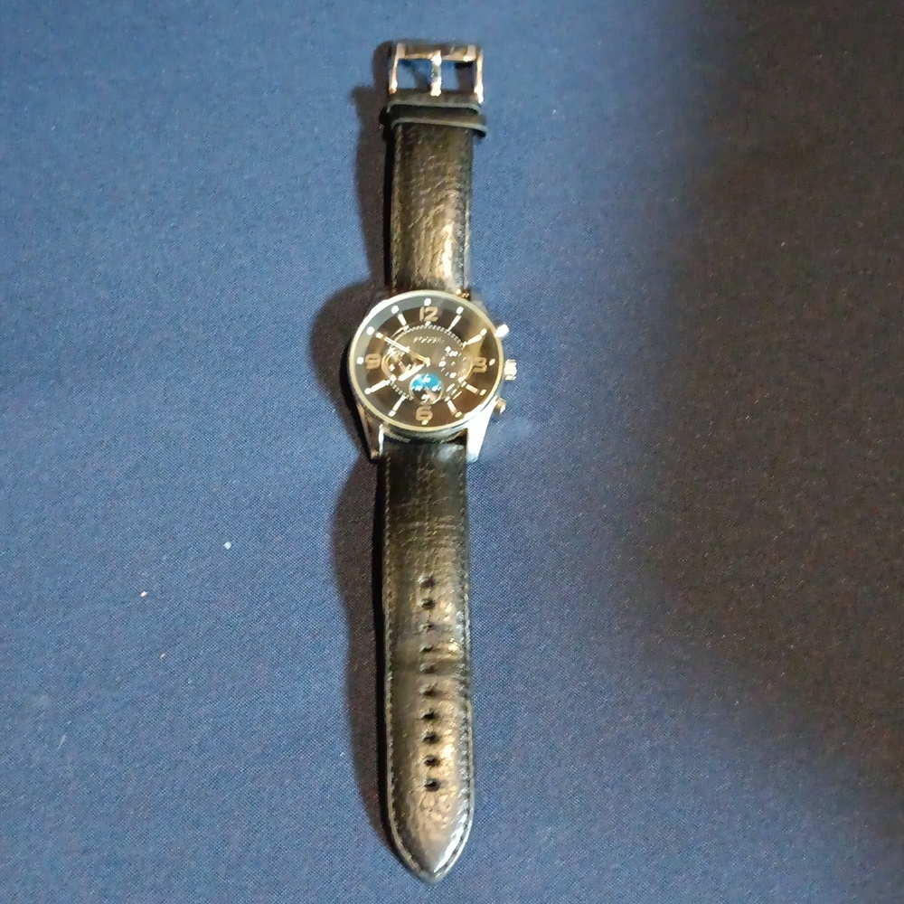 Fossil men's watch.  Genuine leather strap.  Black/silver face